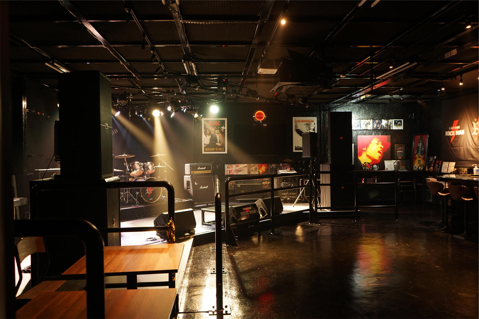 LIVE BAR ROCK MAN 店内写真